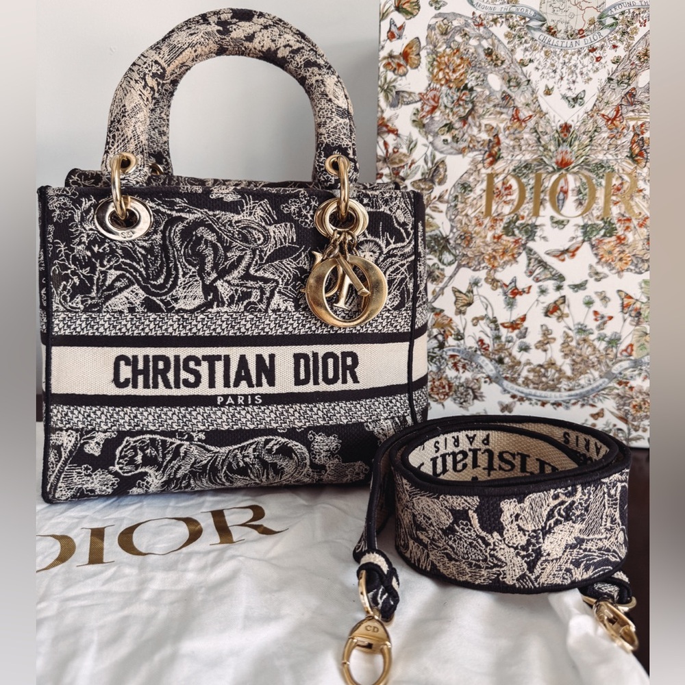 Medium Lady D-Lite Bag
Blue Toile de Jouy Reverse Embroidery